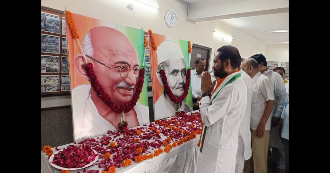 Paid tribute to Mahatma Gandhi and Lalbahadur Shastri
